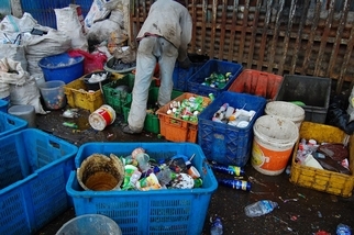 為什麼這些塑膠垃圾上了回收車，最後卻進焚化爐？