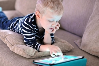 孩子老盯著那塊螢幕，該不該擔心他的大腦發育？