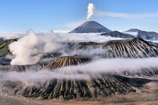 絲縷晨煙：印尼火山
