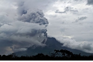 西納彭火山爆發，噴出濃灰高達7公里