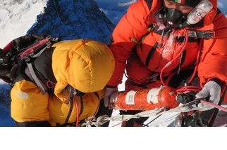 偶然巧遇，救了聖母峰登山客的命