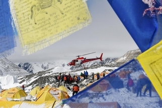 尼泊爾強震引發聖母峰雪崩：救援者開始撤離基地營的生還者與死者