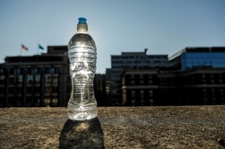 暴露在高溫下的塑膠瓶，可能終究不安全啊！