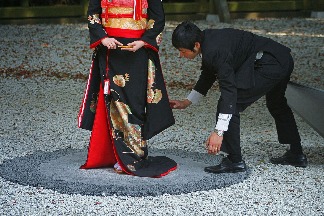 調整衣服的日本新娘