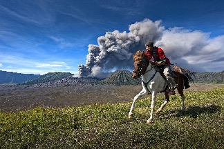 婆羅摩火山的牛仔