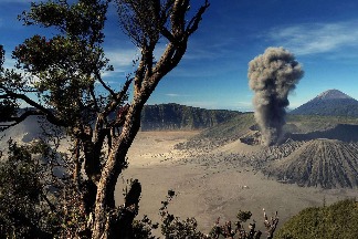 冒煙的婆羅摩火山