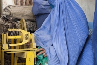 參觀羊毛工廠的阿富汗婦女