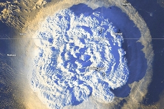 東加火山爆發造成的大氣漣漪影響著太空天氣