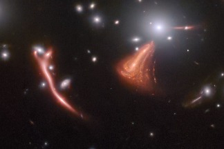 重力透鏡下極端扭曲的星系精彩細節
