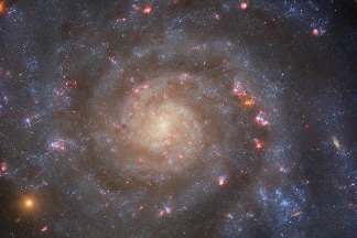 哈伯望遠鏡拍攝正對我們的螺旋星系IC 5332