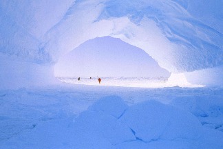 南極冰棚上的冰穴