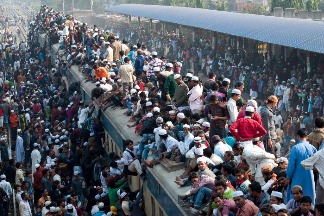 車頂擠滿人的火車