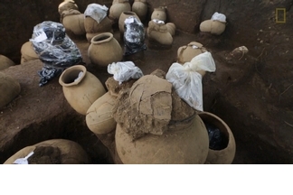 在一千多年前的古墓中發現甕裡的人類遺骸與文物