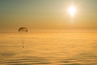 太空人重返地球　乘金色降落傘安全著陸