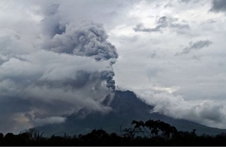 西納彭火山爆發，噴出濃灰高達7公里