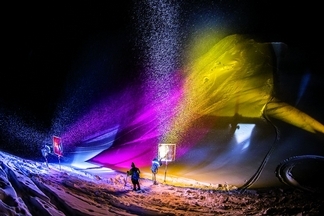 夜幕下滑雪