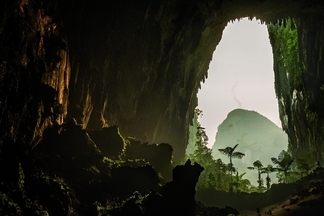 婆羅洲廣闊深邃的地底洞天