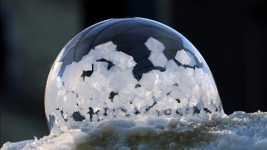 看肥皂泡泡在冷空氣中凍結