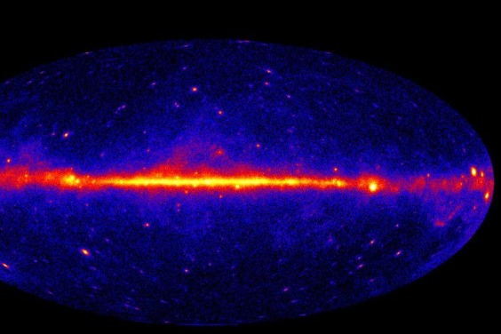 旋轉的恆星為銀河系中心的奇怪訊號提供新的線索