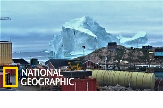 家門口驚見巨大冰山，格陵蘭漁村緊急撤離居民