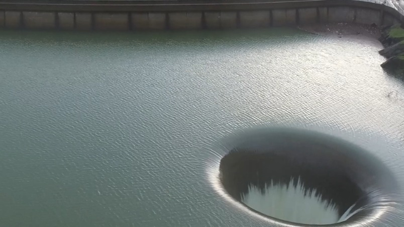 加州貝里埃薩湖的「人造漩渦」