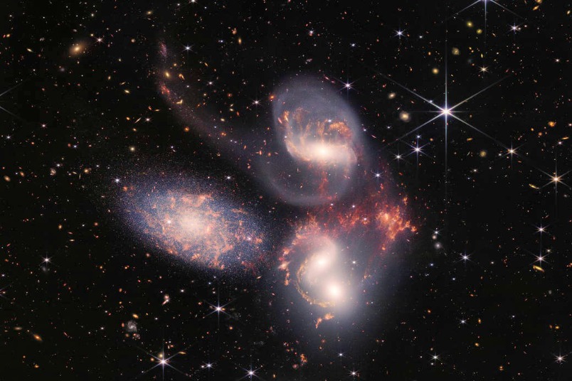 韋伯太空望遠鏡以罕見的細節展示史蒂芬五重星系