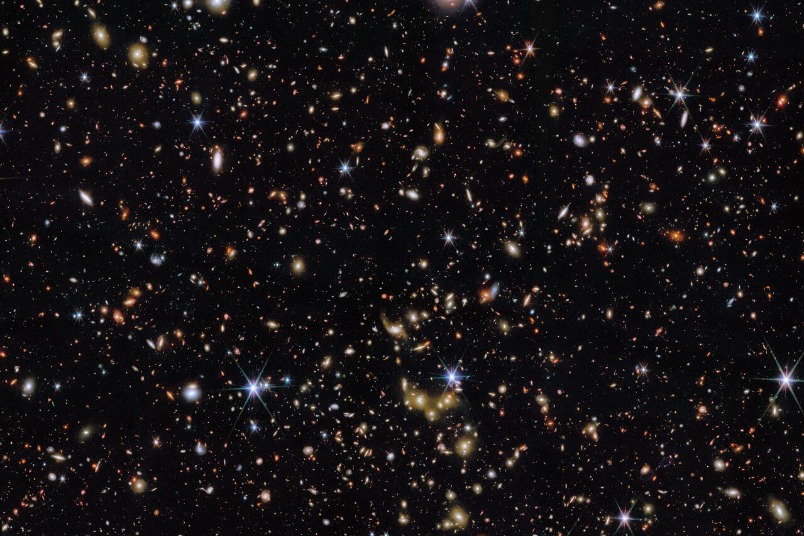影像中滿布的光點幾乎都是星系