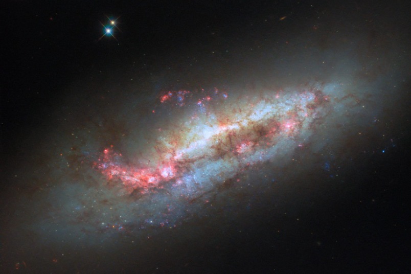 哈伯望遠鏡揭示星系NGC 1511的碰撞演化歷程