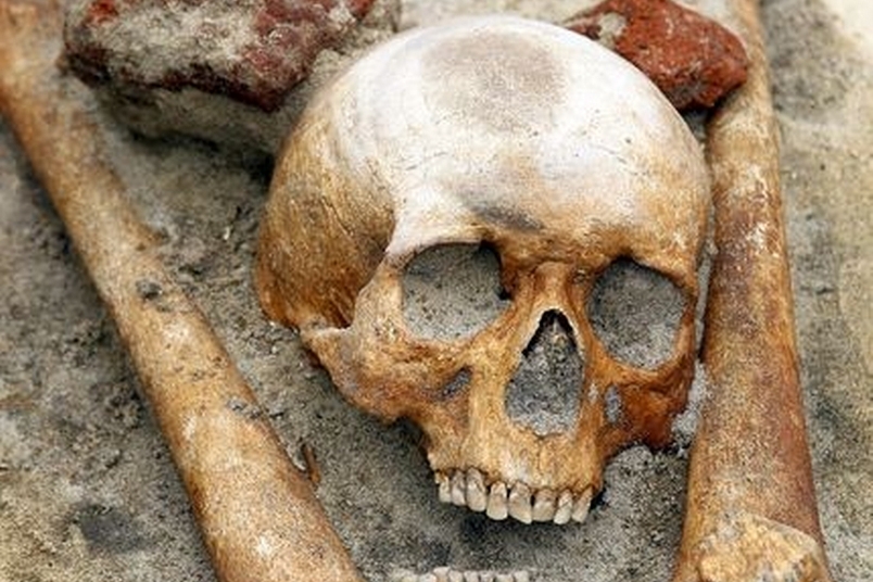 考古學家疑似挖到吸血鬼墳墓