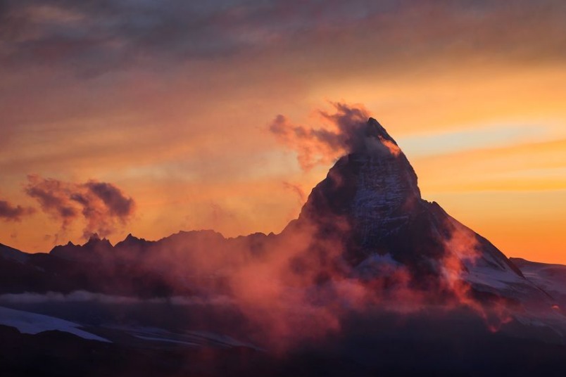 夕陽下的馬特洪峰與雲